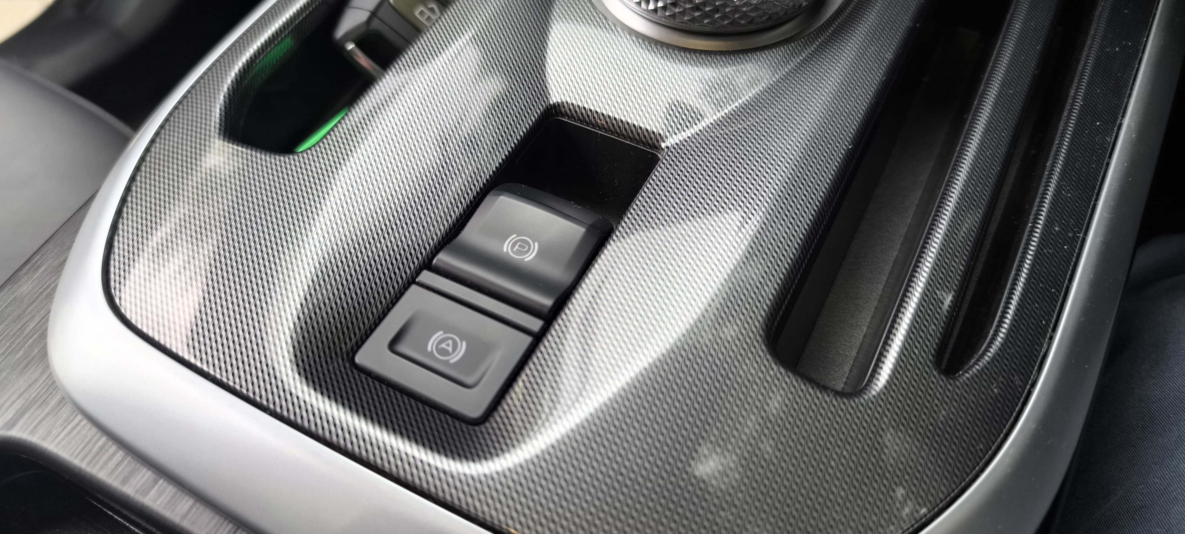 /uploads/Jolion_Centre_Console_Carbon_Park_knob_fd66786c31.jpeg