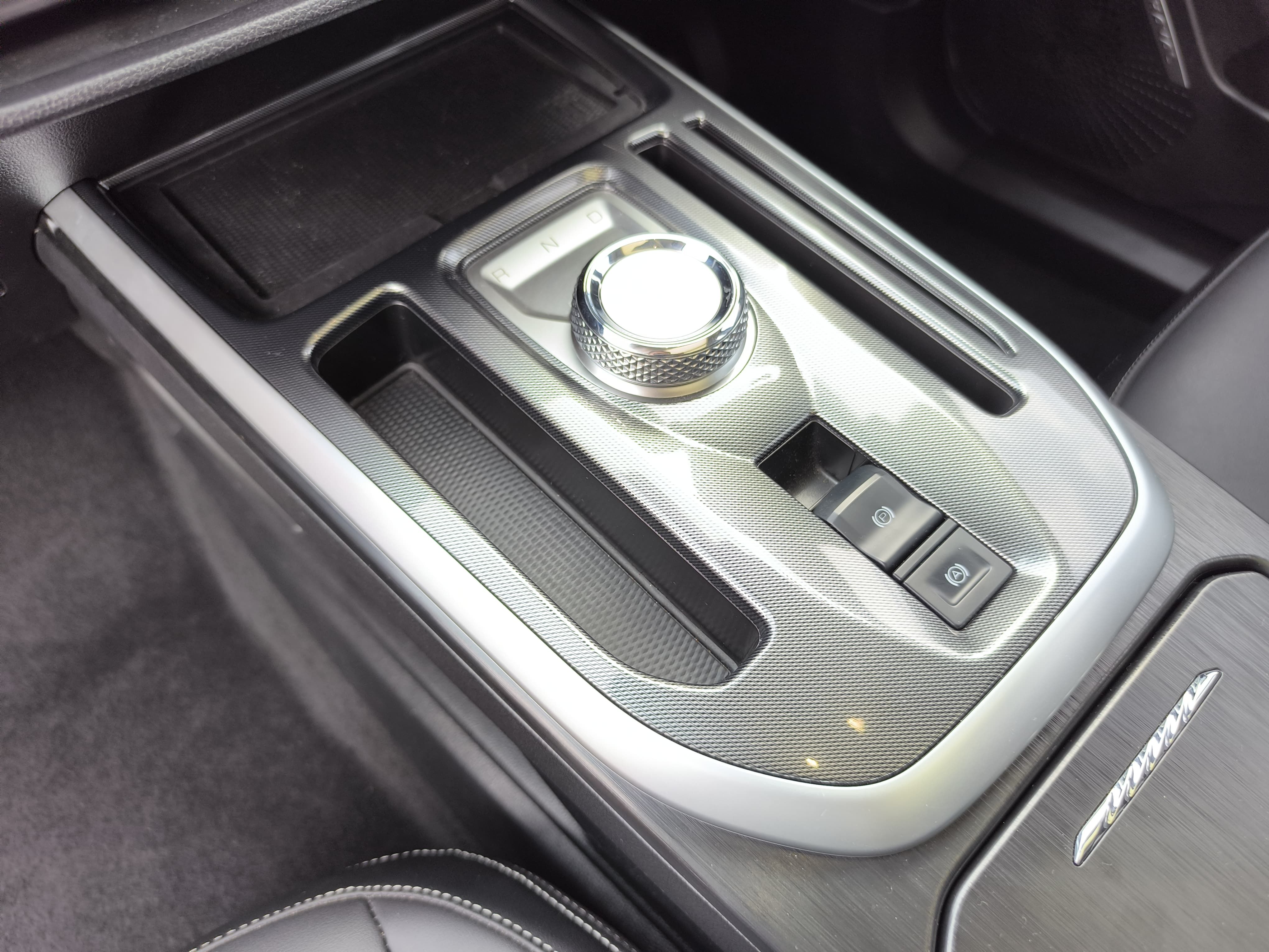 /uploads/Jolion_centre_Console_with_carbon_5086a0f9d4.jpeg